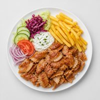 07. auf Teller mit Pommes und Salat