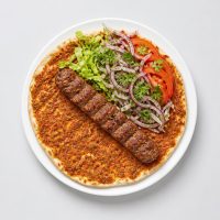 09. Lahmacun mit Hackspieß und Salat