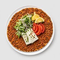 10. Lahmacun Spezial mit Weichkäse