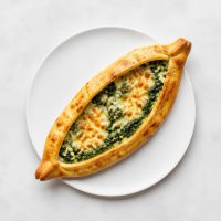 17. Pide mit Spinat und Käse