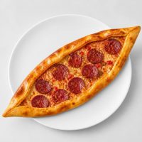 19. Pide mit Sucuk / türk. Knoblauchwurst