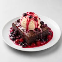 D1. Hot Brownie mit Vanilleeis und Beeren-Sauce