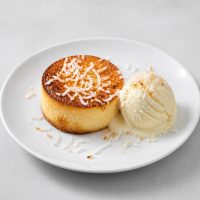 D2. Hot Cheesecake mit Vanilleeis und Kokosraspeln
